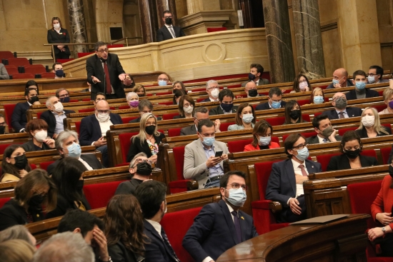 Vox MP Antonio Gallego standing after cursing Catalan president on February 9, 2022 (by Mariona Puig)